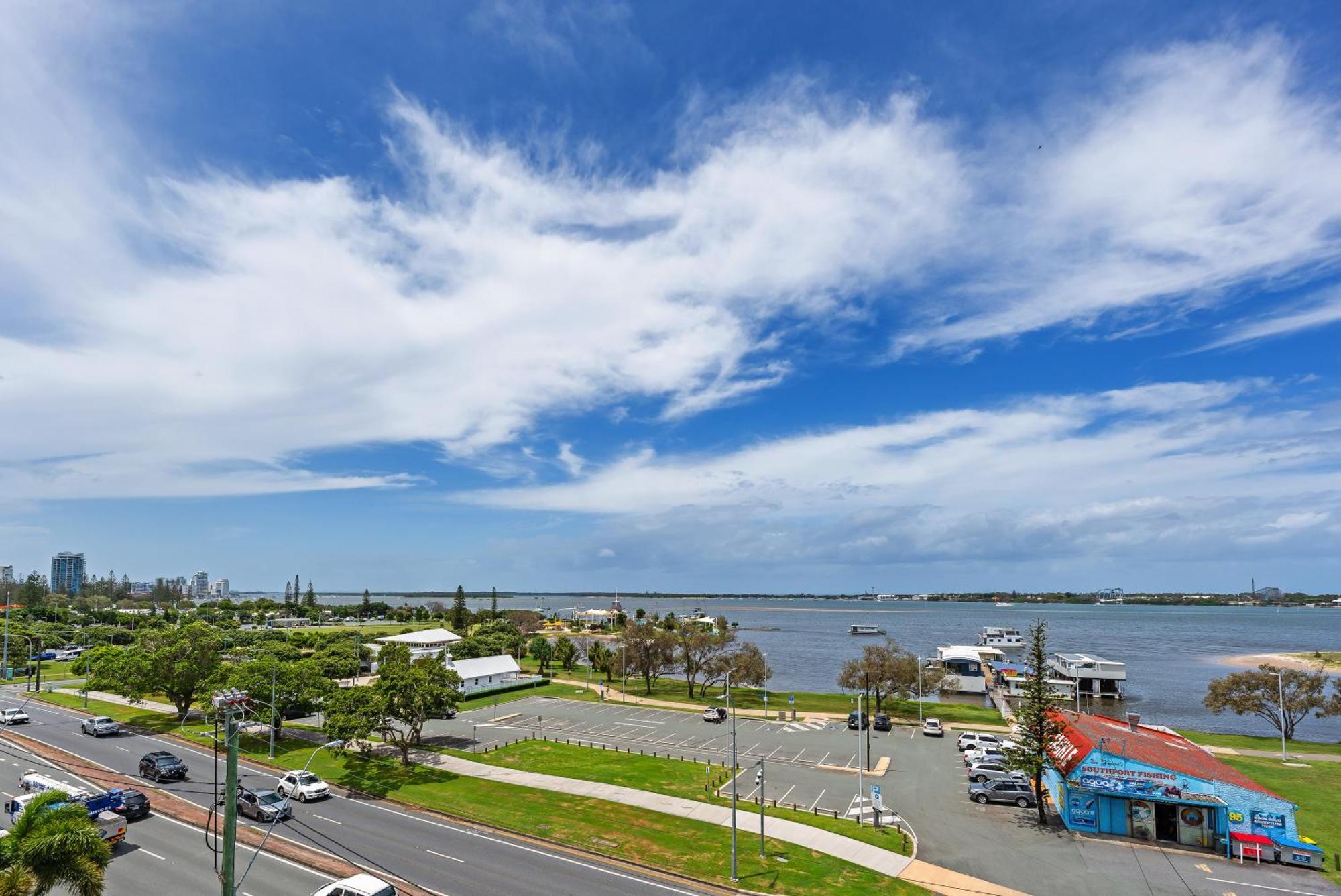 Apartment Broadwater View In Southport 1b *